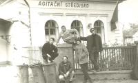 Kapela The Tone Hunters před hostincem Na Slamníku, Josef Dvořáček, Václav Roháč, Jakub Noha, Leoš Jirásek, Martin Jung, cca 1968