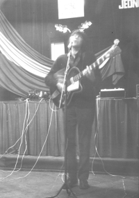 Jakub Noha při zkoušce kapely The Tone Hunters v sále hostince Na Slamníku, tehdy se jednalo o Agitační středisko, cca 1968