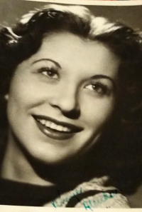 Maminka Alena Wittmannová vě věku asi 17 let