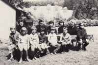 Rodinná chata u Pelhřimova, pamětnice třetí dítě zleva, 60. léta