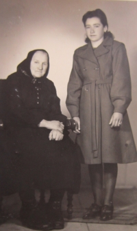 Grandmother Anna Bohatá and the rescued Mindla Švarcová (Emílie Sobotková)