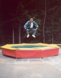 Miroslav Čuban v roce 1998 v Norsku předvádí, co se naučil zamlada jako sokol