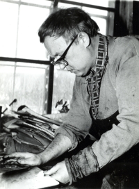 Otec Vlasty Matoušové akademický malíř Dalibor Matouš při tisku grafiky v 70. letech