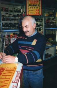 Pamětník při práci aranžéra v obchodním domě