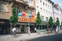 Po emigraci do Německa Josef Dufek pracoval jako aranžér pro obchodní domy Neckermann