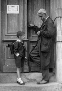 Josef Dufek se svým dědečkem malířem Rudolfem Zuzánkem v roce 1955