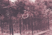 Emil Zajíc se svou ženou Ludmilou na volyňském hřbitově, 1968