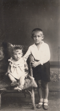 Halina Staňková s bratrem Emilem, 1937