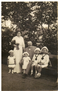 Dědeček Robert Mandelík (1875–1946) s manželkou Hermínou a dětmi