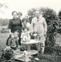 Ivana Janů (dole, druhá zleva) se svými sestrami a rodiči Marií a Václavem 