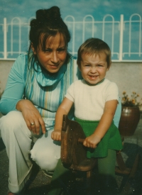 Ivana Janů with her daughter Zora in 1976