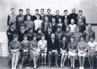 Pamětníce (4. zprava) na třídní fotografii z roku 1967 ze Střední průmyslové školy stavební v Dušní ulici
