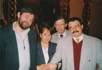 Ivana Janů v Poslanecké sněmovně s kolegy (zleva) Petrem Kučerou, Miloslavem Výborným a Josefem Luxem v roce 1993