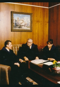 Ivana Janů se soudci ústavního soudu (zleva) Milošem Holečkem a předsedou ústavního soudu Zdeňkem Kesslerem