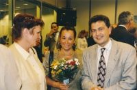 Ivana Janů (uprostřed) po složení slibu na Velvyslanectví České republiky v Haagu v roce 2001