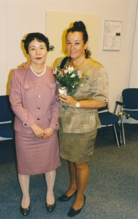 Ivana Janů with Japanese colleague Chicaco Taya in the Hague in 2001