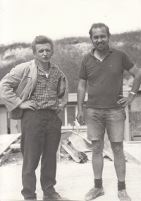 Vladimír Kulhánek jako mistr zedníků na stavbě česárny v Nejdku v 80. letech