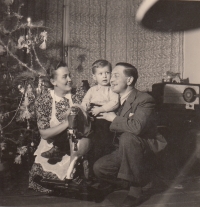 Vladimír Kulhánek s rodiči o Vánocích 1941