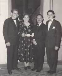 Vladimír Kulhánek s rodiči a bratrem na bratrově maturitním plese roku 1958