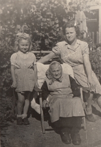 Hana Páníková v roce 1947 s maminkou a babičkou