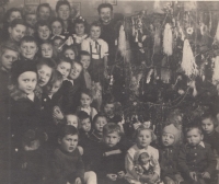Hana Páníková na školní besídce (vlevo v černé čepičce) v roce 1948