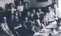 Fotografie rodiny Nohových s příbuzenstvem, vpředu otec pamětníka Jan Noha, 50. léta