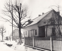Dům ve Schnellau (Slaném), kde žila Renata Hillmannová se sestrou, rodiči a prarodiči z tatínkovy strany, 1945