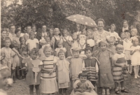 Renata Hillmannová (stojí druhá zprava vpředu, v šatech) ve školce v Schnellau, asi 1935
