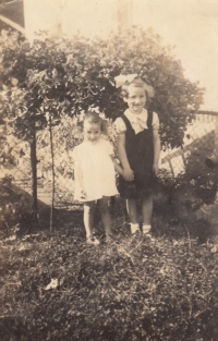 Renata Hillmannová (vpravo) se sestrou Irmgard na zahradě u domu v Schnellau (Slaném) před druhou světovou válkou