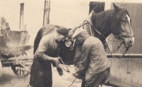Tatínek Pavel Hoffmann (vlevo) koval v Schnellau (Slaném), kolem roku 1938