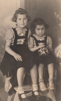 Renata Hillmannová asi v šesti letech se sestrou Irmgard v Čermné