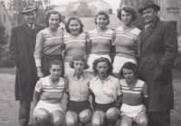 Renata Hillmannová (třetí zleva vzadu) v družstvu házené, 1950