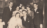 Renata Hillmannová v šesti letech (s mašlí) na svatbě maminčiny sestry Marty, vlevo maminčin bratr Vincenc