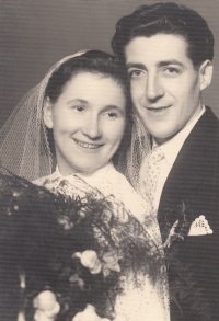 S manželem Vilémem Hillmannem, svatební fotografie, 1958