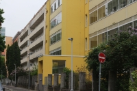 Pohled na domy čp. 554 a 555 v ulici Obětí 6. května, kde byl na konci války spáchán takzvaný Masakr v Úsobské ulici, květen 2023