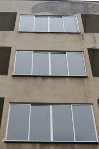 Zasklená podlaží domu čp. 554 v ulici Obětí 6. května, květen 2023