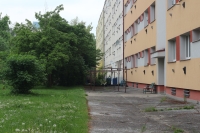 Pohled do zahrady obou domů čp. 554 a 555 v ulici Obětí 6. května, květen 2023