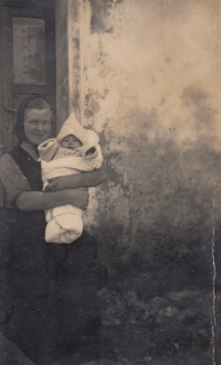Albert Iser jako nemluvně s maminkou, 1946