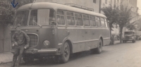 Autobus, který Albert Iser řídil v době základní vojenské služby, před kasárnami v Žatci