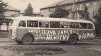 Autobus Alberta Isera s protiokupačním nápisem v srpnu 1968