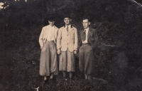 Josef Iser (vlevo) s přáteli