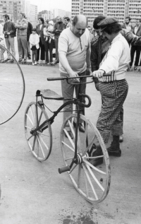 Ladislav Kubín (stojící v kostýmu) na místě dojezdu etapy Závodu míru v Mladé Boleslavi, rok 1974