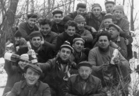 Novoroční vyjížďka cyklistického oddílu Spartak AZNP Mladá Boleslav, pamětník vpravo třetí odshora