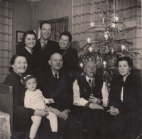 Vánoce 1943 v Brně, Údolní 27. Jitka Kulhánková jako batole, zprava babička a dědeček z matčiny strany, dědeček a babička z otcovy strany, stojící rodiče a teta