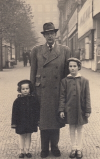 Jiří Konárek with his daughters Jitka (right) and Michaela (left)