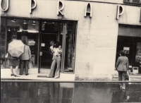 Prodejna Supraphonu v Karlových Varech, Jitka Kulhánková opřená ve dveřích