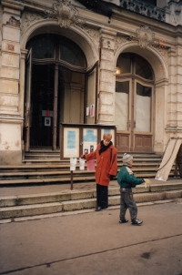 Jitka Kulhánková před zchátralou budovou karlovarského divadla, o jejíž obnovu usilovala