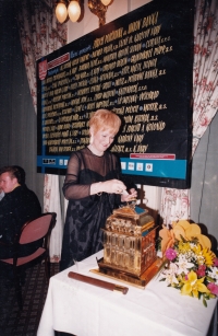 Jitka Kulhánková daruje obnos 10 tisíc korun, obdržený v rámci Ceny města Karlovy Vary, na obnovu divadelní budovy