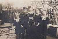 Dědeček z matčiny strany v četnické uniformě, matka pamětnice vpravo