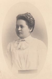 Babička z matčiny strany